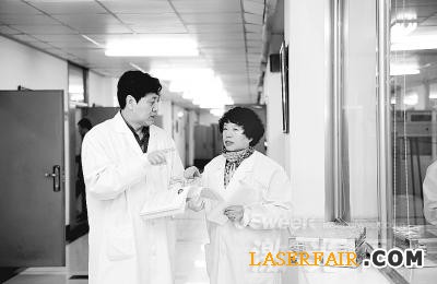 24年專注衛星激光通信研究的哈工大教授馬晶（左）和譚立英（右）