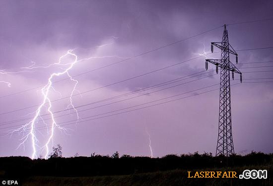 巨大能量：加拿大科學家在實驗室中成功演示了引導閃電弧按照某一預定路徑發展，從而避開一些物體的方法