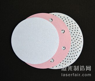 圖2：三個砂碟展示了其演化過程：從沒有孔到10mm直徑的孔， 再到更高密度的1.5mm的孔。(圖片來自：Norton|Saint-Gobain)