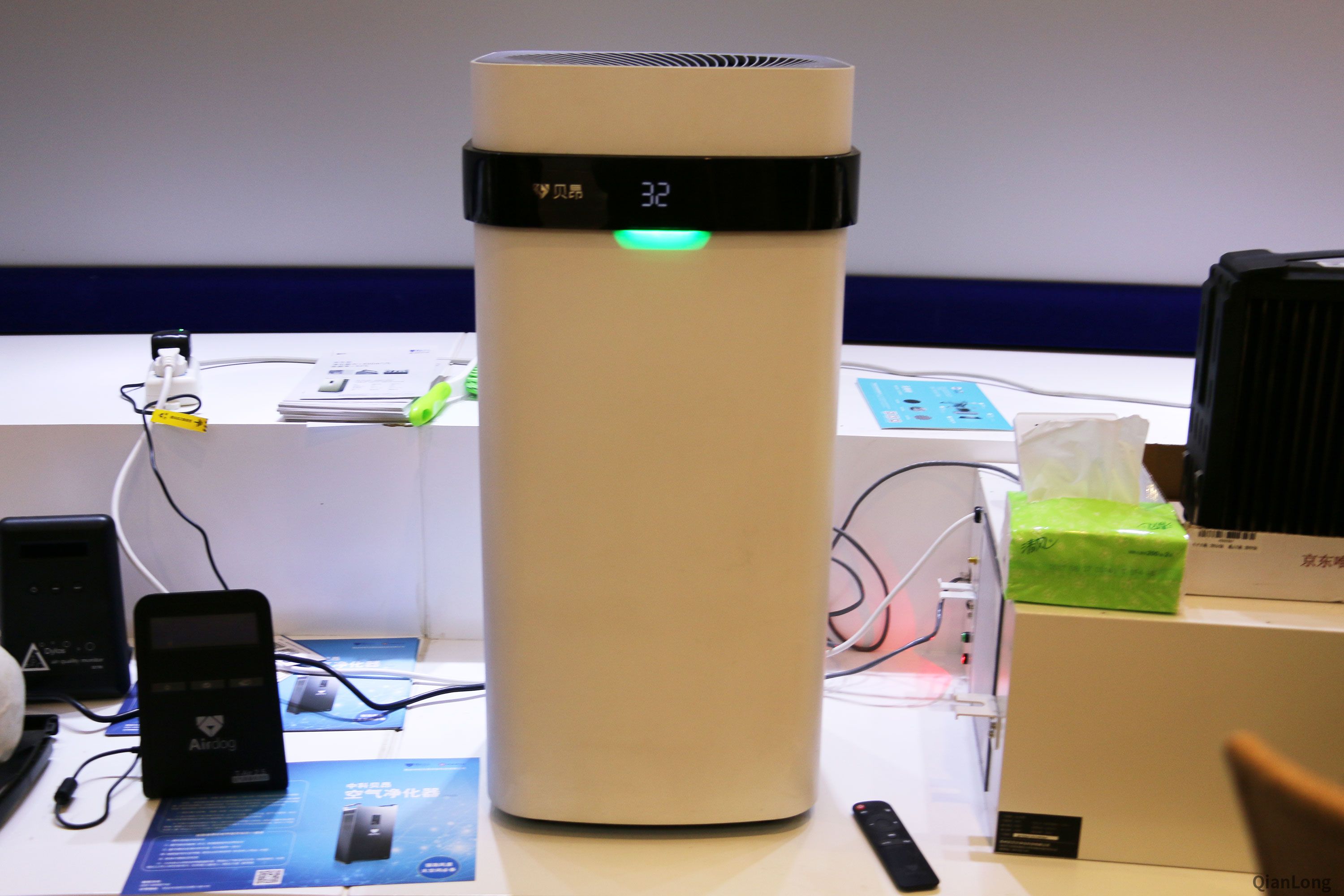 16.在西安光電所科技成果展示中心內展出的空氣凈化器，目前在國內已經投入市場。其過濾芯片采用靜電吸附的原理設計，效率高、情節成本低。（千龍網軍事頻道記者 馬群 攝）