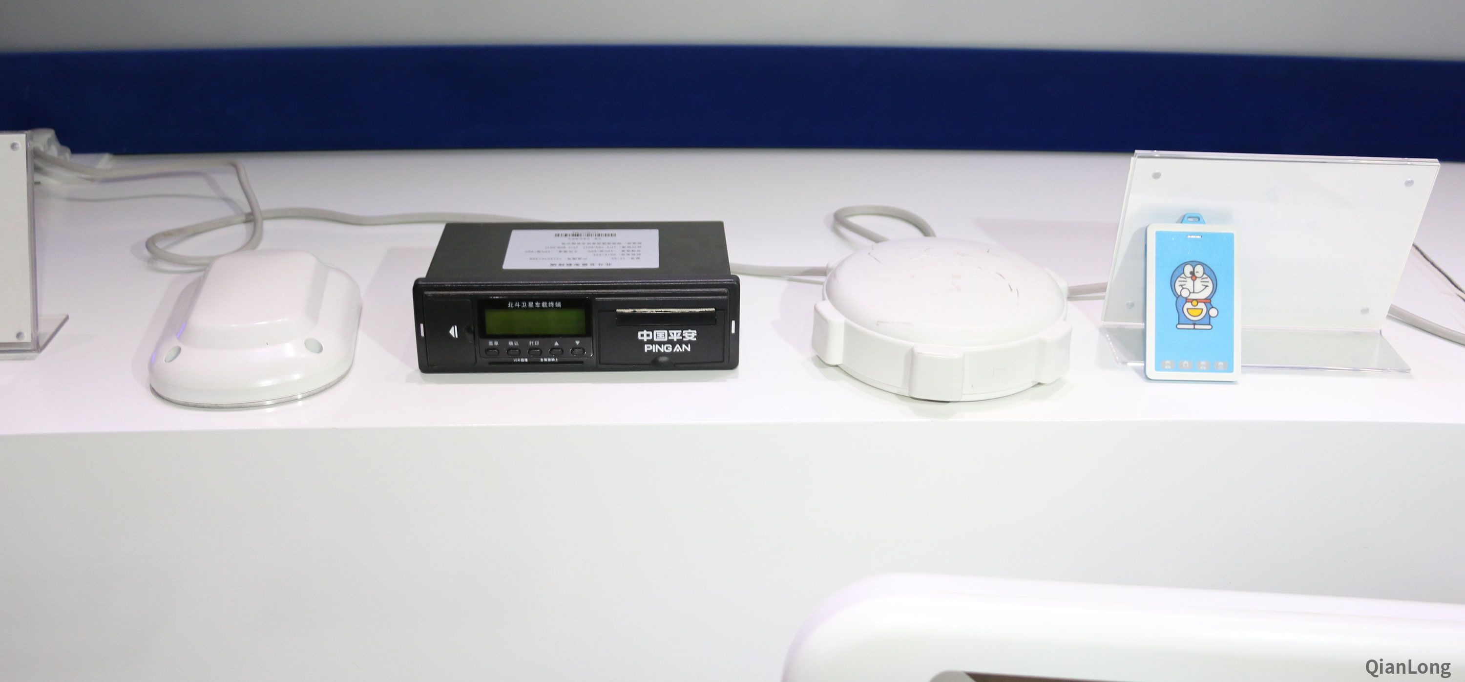 13.在西安光電科技成果展示中心內展出的北斗系統終端，從車載到個人攜帶的便攜式終端都已經研發成功。（千龍網軍事頻道記者 馬群 攝）