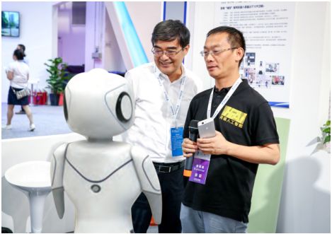 荷福智能機(jī)器人“小福星”:配備3D激光雷達(dá)導(dǎo)航 荷福智能機(jī)器人“小福星”:配備3D激光雷達(dá)導(dǎo)航