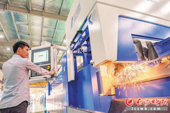  昨日，位于雨花經開區內的湖南大族智能裝備制造基地竣工投產，產業工人加緊調試一批剛組裝完工的激光加工設備。 長沙晚報記者 陳飛 攝