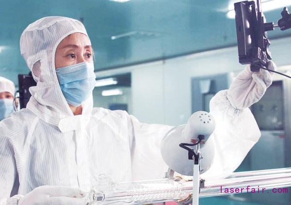 吉林省永利激光科技有限公司工作人員在查看儀表參數(shù)。