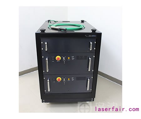 今回開発した青色半導體レーザー光源(図は出力200W光源2臺を集約したもの)