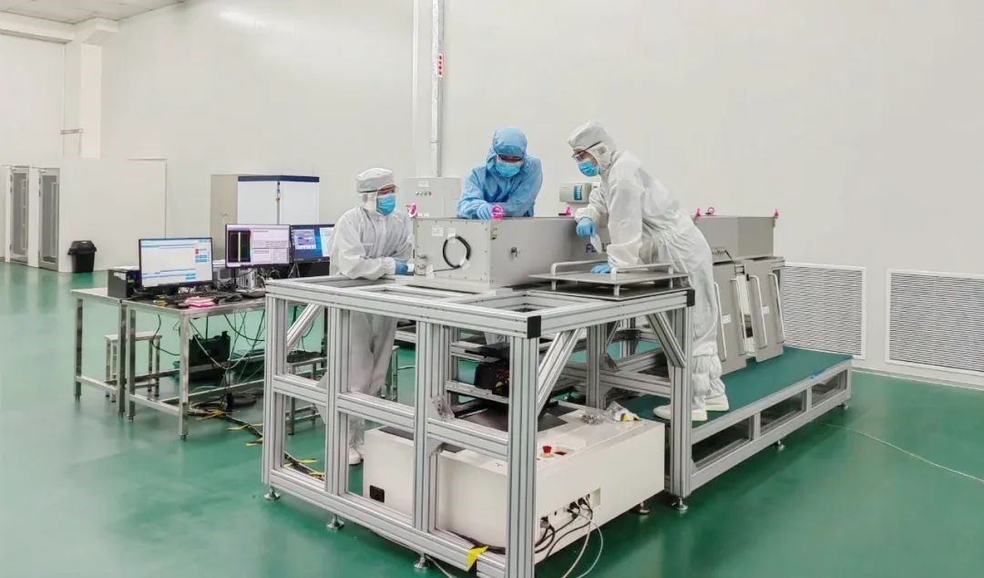 炬光科技順利完成全球首個固體激光剝離系統改造項目  