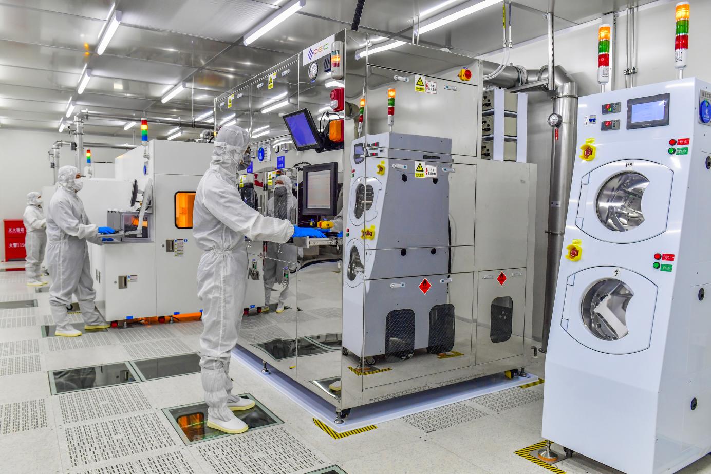 科技研發人員在陜西光電子先導院科技有限公司化合物光子芯片鍵合區作業。西科控股供圖