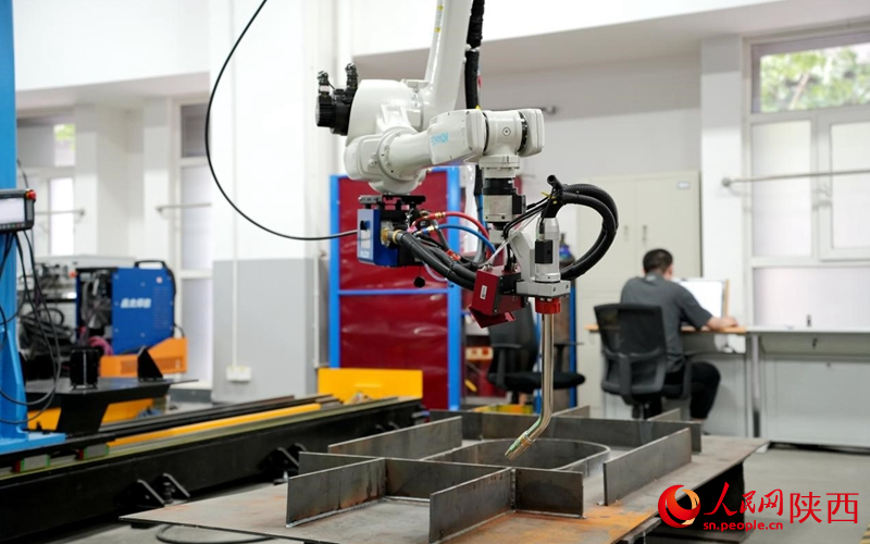 西安中科光電智能焊接機(jī)器人。人民網(wǎng)記者 孫挺攝