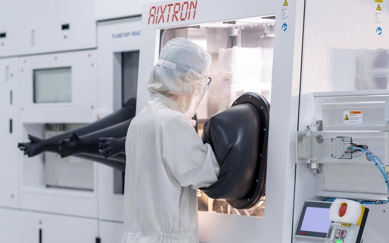 技術(shù)人員在唐晶量子生產(chǎn)車間操作MOCVD設(shè)備。受訪者供圖