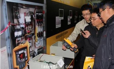 參會(huì)人員正試用福祿克熱像儀