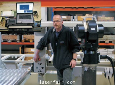 MCE工程師August Katteneder使用API的T3激光跟蹤儀進行測量作業