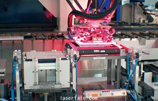 光伏組件生產線上的機器人