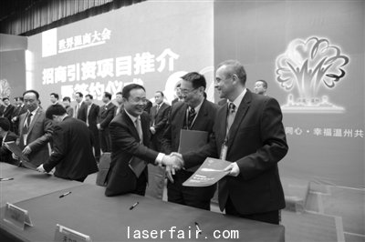 黃加園在去年的世界溫商大會(huì)上簽約。