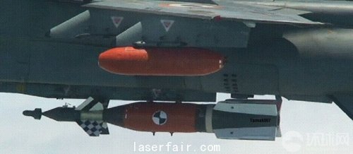 點擊查看原圖 正在印度空軍美洲虎戰斗機上進行投放試驗的Sudarshan精確制導炸彈。