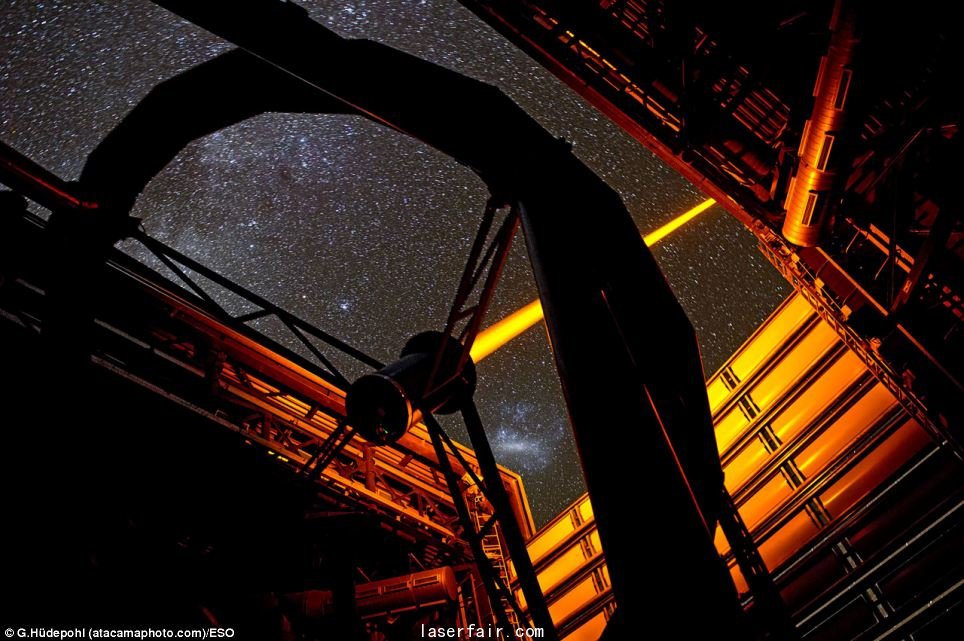 準備發射:位于智利的歐洲太空局帕拉那天文臺的新型Parla激光正在操縱中。這束異常明亮的7瓦特橘黃色激光束從甚大望遠鏡第四單位望遠鏡的穹頂處發射,背景里的大麥哲倫云也清晰可見。