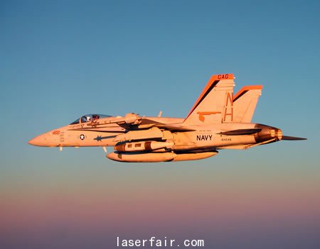 資料圖:美國海軍“大黃蜂”艦載戰斗機掛載JDAM炸彈飛行 資料圖:美國海軍“大黃蜂”艦載戰斗機掛載JDAM炸彈飛行