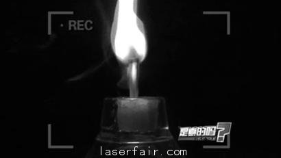 激光筆是生活中常用的物品,很多老師和導(dǎo)游都會用激光筆來做指引作用的小工具,但網(wǎng)絡(luò)傳言說用激光筆15秒能夠點燃火柴,這個傳言是否是真實的呢,記者準(zhǔn)備了兩個激光筆進(jìn)行現(xiàn)場試驗。