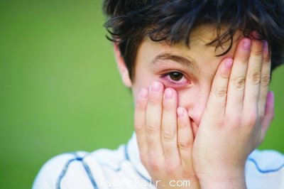 在今年央視&ldquo;3&middot;15&rdquo;晚會上，主持人演示了兒童常玩的激光筆的威力，用它可將一個氣球打爆。激光筆的威力還不止于此，它所射出的光會損害人的眼睛和皮膚。